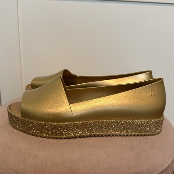 NWOT stunning Melissa, wedge platforms in gold and size 7! - Picture 5 of 9